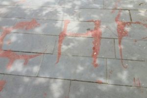 Se&ccedil;im yarışı kaldırımlarda da s&uuml;r&uuml;yor