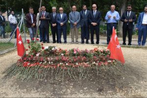 M&uuml;ezzinoğlu, C&uuml;neyt Yıldız'ın kabrini ziyaret etti
