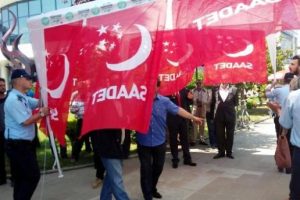 Zabıta, SP'nin meydandaki standını taşıdı