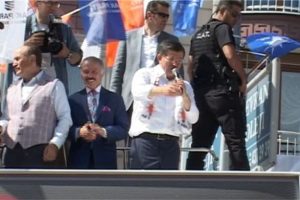 Yolu kesip Davutoğlu'na miting yaptırdılar