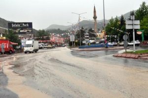 Kayseri'de sağanak yağış, hayatı olumsuz etkiledi