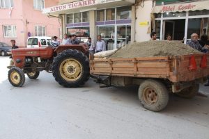 Bursa'da kum y&uuml;kl&uuml; r&ouml;morkun altında kaldı!