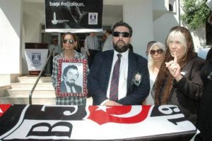 &Uuml;nl&uuml; karikat&uuml;ristin cenazesinde gerginlik