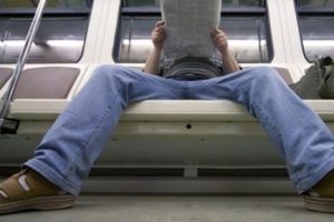 Metroda bacağını ayırıp oturan iki adam g&ouml;zaltına alındı!