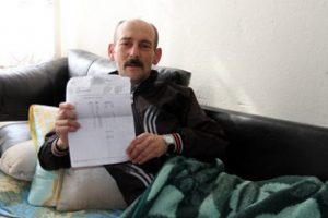Bursa'da yatalak hasta borcu y&uuml;z&uuml;nden hastaneye gidemiyor