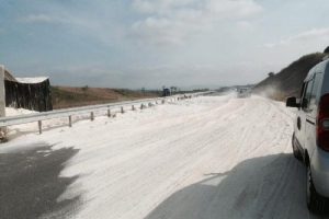 Bir anda her yer beyaza b&uuml;r&uuml;nd&uuml;