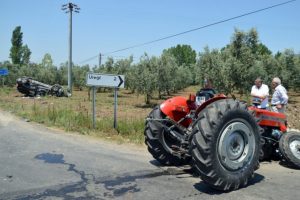 Bursa'da trakt&ouml;rle &ccedil;arpışan cip takla attı!