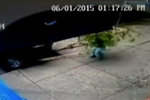 3 yaşındaki &ccedil;ocuk otomobilin altında kaldı !