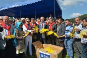 Bursa'da belediye 90 bin adet koza askısı dağıttı