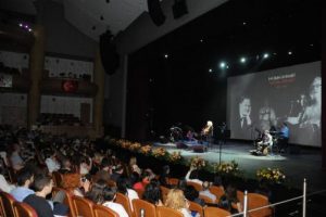 Yeni T&uuml;rk&uuml;, Moskova'da Mavi G&ouml;zl&uuml; Dev i&ccedil;in s&ouml;yledi