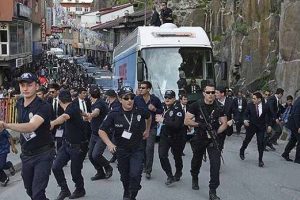 Ahlat'ta AK Parti konvoyuna saldırı