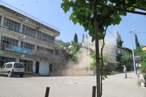 Bursa Gemlik'te metruk binalar yıkılıyor!