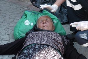 Ka&ccedil;ak i&ccedil;ki satan kadın polisleri g&ouml;r&uuml;nce adını bile unuttu