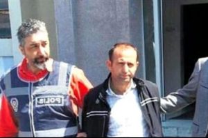 Sevgilisinin yanında tecav&uuml;z ettiler! Kaplumbağayla ilişkiye giriyordu...