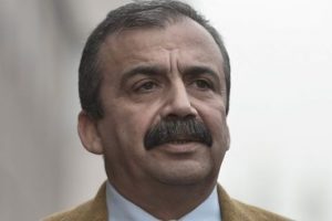 Sırrı S&uuml;reyya &Ouml;nder: &Ccedil;&ouml;z&uuml;m s&uuml;recini MHP ile bile y&uuml;r&uuml;t&uuml;r&uuml;z