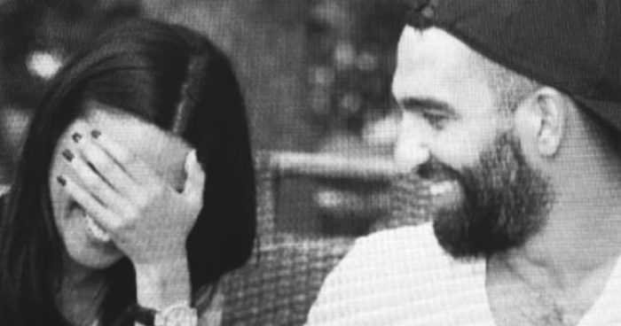 Aslıhan Doğan, Arda Turan'a aşkını kumlara yazdı...
