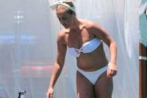 Helin Avşar tanga bikinisi ile yakalandı...