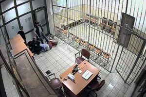 Karakolda kendisine zarar vermemesi i&ccedil;in ayaklarına basmışlar