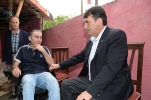 Bursa'da engelli Aydın ailesinin tekerlekli sandalye mutluluğu