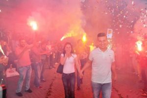Bursa'da y&uuml;zlerce kişinin &ouml;n&uuml;nde evlenme teklifinde bulundu