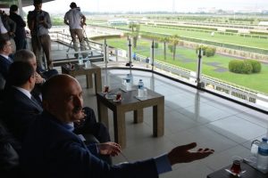 M&uuml;ezzinoğlu'nun Bursa'da at yarışı heyecanı&nbsp;