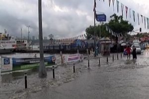 &Uuml;sk&uuml;dar'da deniz ve kara yine birleşti