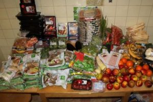 İsrafa dikkat &ccedil;ekmek i&ccedil;in 4 yıldır &ccedil;&ouml;pten yiyecek topluyor