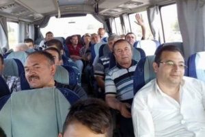 Belediyeyi iki kişiye bırakıp tatile gittiler