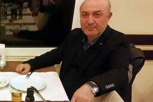 Doktor i&ccedil;ki sofrasında arkadaşını boğazladı