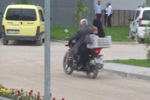 Bursa'da motosikletin sepetinde tehlikeli yolculuk