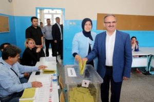 Bursa Valisi Valisi M&uuml;nir Karaloğlu oyunu kullandı