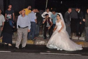 Gelinle damadı korkutan kaza