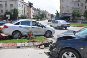 Bursa'da oy vermeye giderken kaza yaptılar!