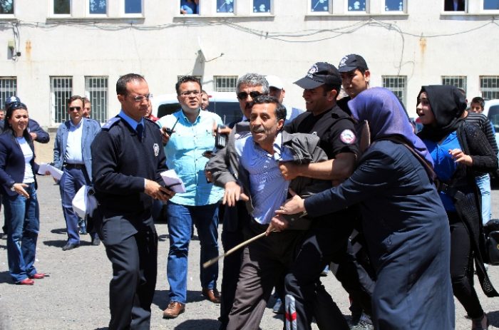 Se&ccedil;im kavgasına 3 g&ouml;zaltı