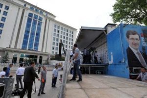 AK Parti Genel Merkezi &ccedil;i&ccedil;eklerle s&uuml;slendi