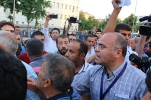 Diyarbakır'da İl Se&ccedil;im Kurulu'nun &ouml;n&uuml;nde gergin bekleyiş