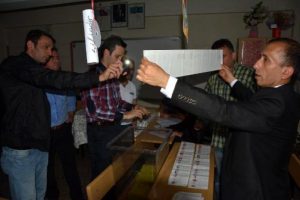 Telefon ışığında oy sayımı