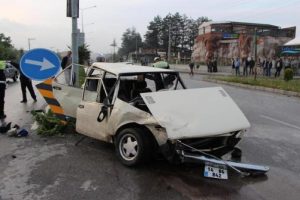 Otomobil ambulansa &ccedil;arptı: 4 yaralı