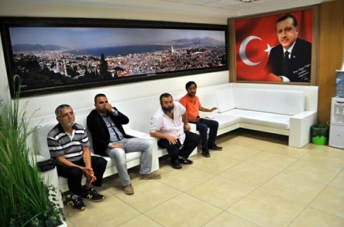 AK Parti İzmir binasında sessizlik hakim