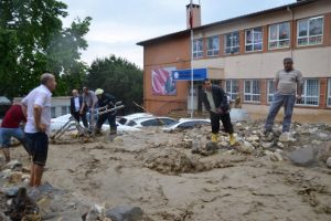 Bursa'da sel sularının bastığı okulda oylar kurtarıldı!