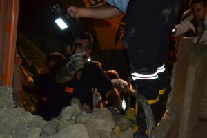 Toprak altında 3 saatlik yaşam m&uuml;cadelesi
