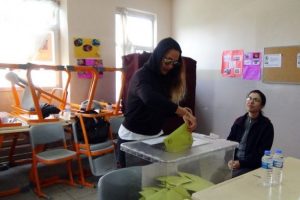 H&uuml;lya Avşar sandık başında imza şaşkınlığı yaşamış...