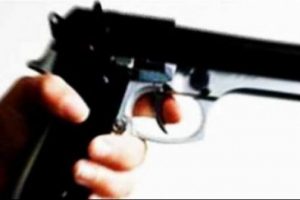 Merak edip silahı kurcalarken dizinden vuruldu