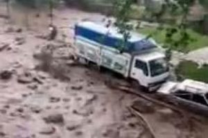 Bursa'da sel duvarları yıktı, ara&ccedil;ları s&uuml;r&uuml;kledi!