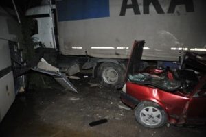 Bursa'da TIR dehşeti! Kontrolden &ccedil;ıktı terminale girdi!