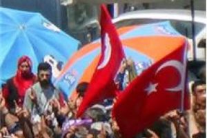 HDP'den T&uuml;rk bayraklı kutlama