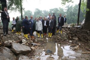 Bursa'da BUSKİ ve Belediye ekipleri sel b&ouml;lgesine gitti