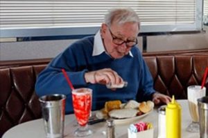 Buffett'la &ouml;ğle yemeği 2,3 milyon dolar