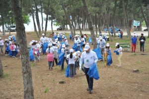 Bursa Orhangazi'de Başkan &ccedil;ocuklarla birlikte &ccedil;&ouml;p topladı