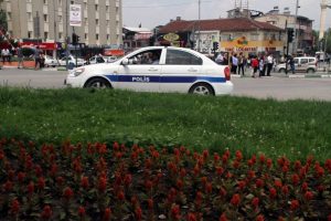 Bursa'da polis aracına saldırı! Tuzla buz etti!